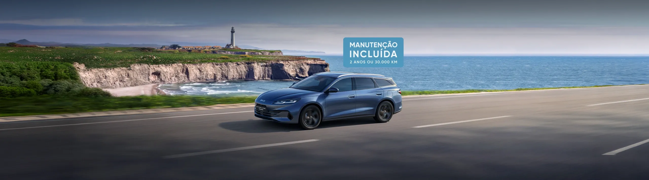 BYD SEAL 6 Carga azul a circular numa estrada à beira-mar com o farol ao fundo e destaque para manutenção incluída.