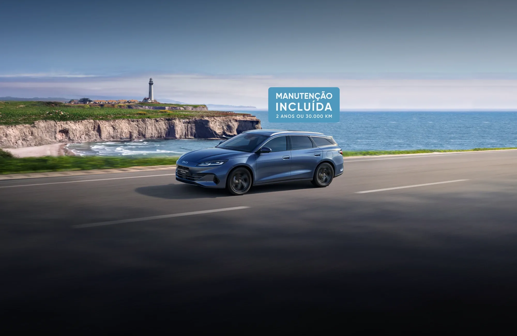 BYD SEAL 6 Carga azul a circular numa estrada à beira-mar com o farol ao fundo e destaque para manutenção incluída.