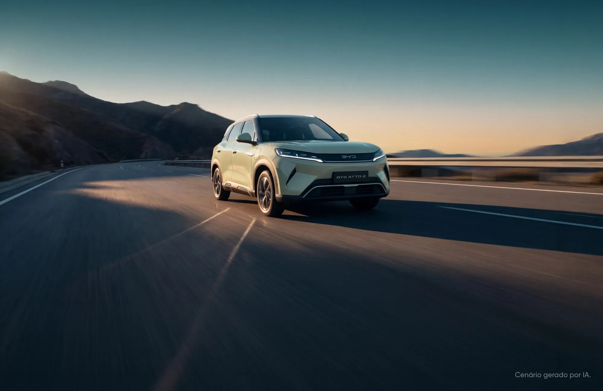SUV elétrico BYD Atto 2 em cinzento-claro ao pôr do sol.
