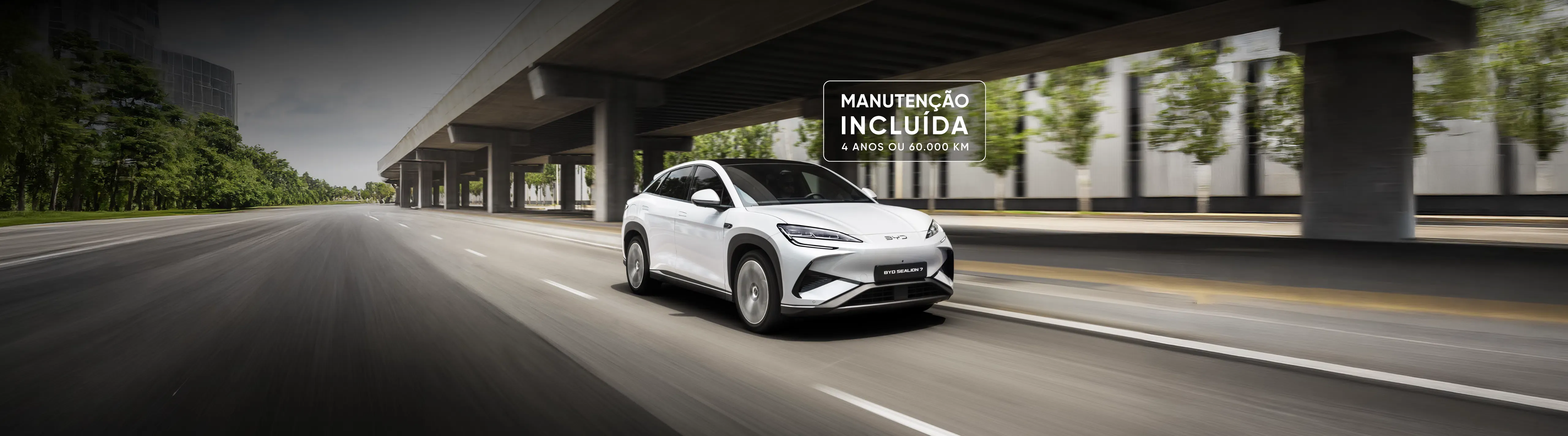Imagem publicitária do BYD Sealion 7 branco em movimento com o texto "Manutenção Incluída – 4 anos ou 60.000 km".