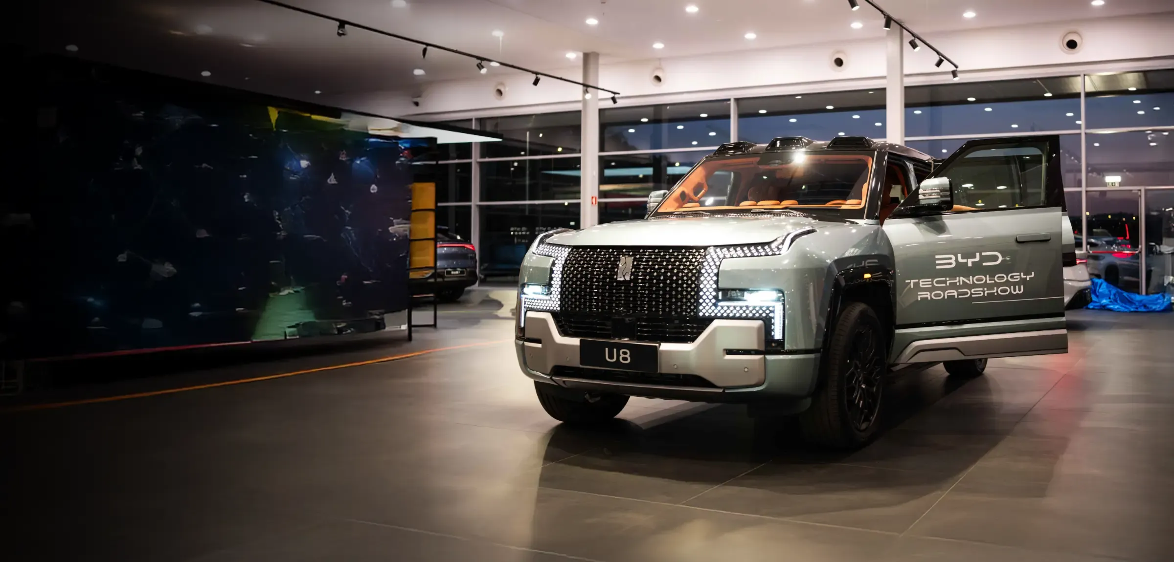 BYD Yangwang U8 SUV off-road elétrico em exposição no interior de um concessionário BYD