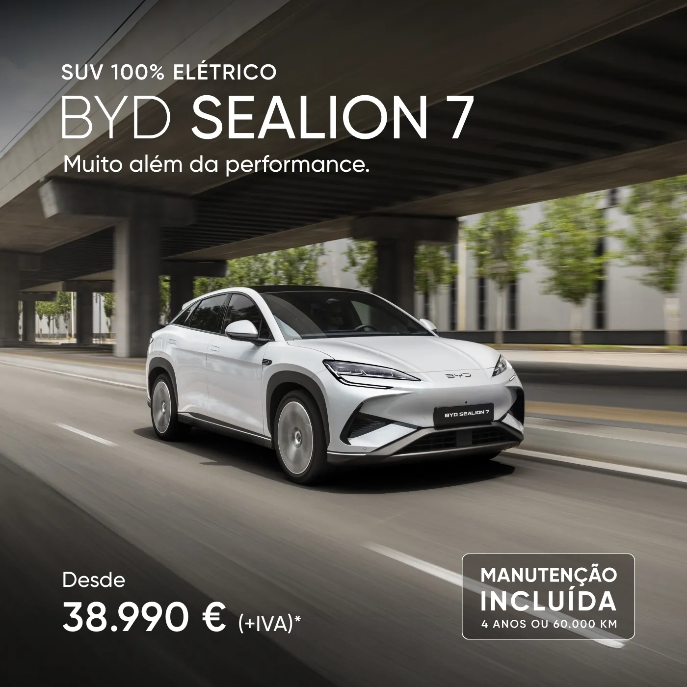 SUV elétrico BYD Sealion 7 branco em circulação numa estrada urbana sob um viaduto