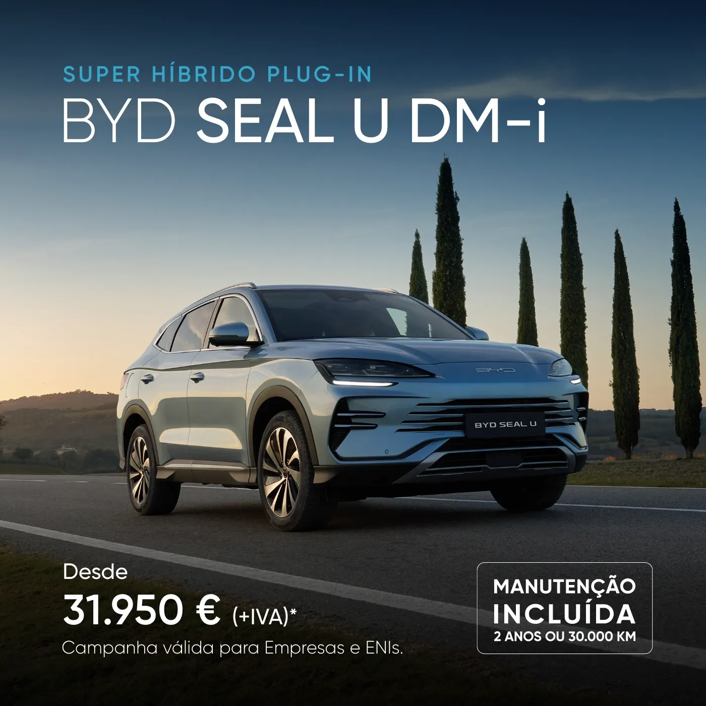 SUV BYD Seal U azul-claro estacionado numa estrada com ciprestes ao fundo sob a luz do entardecer.