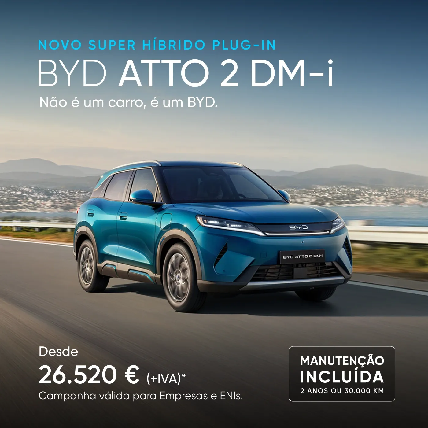 Imagem publicitária de um SUV BYD Atto 2 DM-i azul em movimento