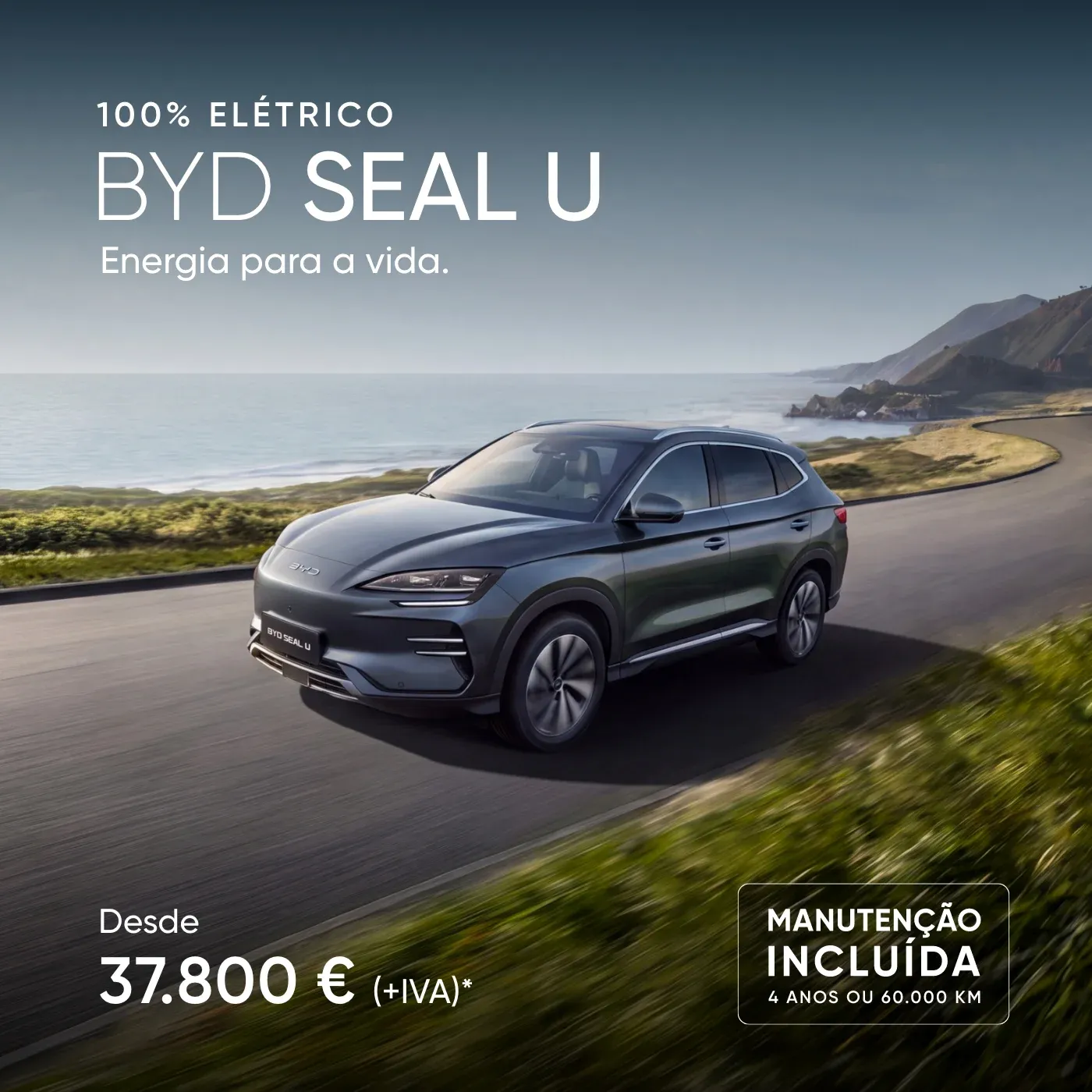 SUV elétrico BYD SEAL U numa estrada costeira. Preço desde 37.800 € (+IVA)* e manutenção incluída.