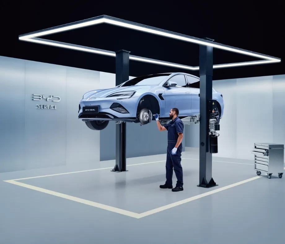 Técnico da BYD a reparar um BYD SEAL