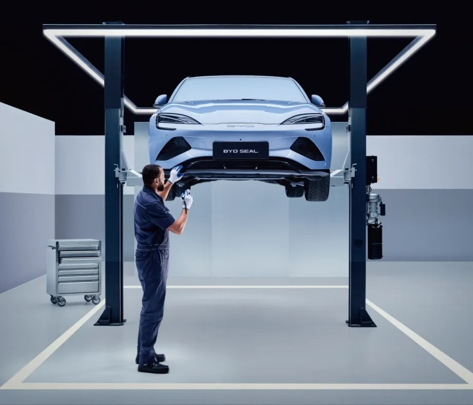 Técnico da BYD a reparar o para choques