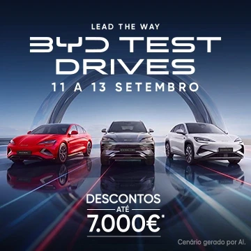 Três BYD alinhados sob a mensagem promocional "DESCONTOS ATÉ 7.000€" perante um cenário futurista.