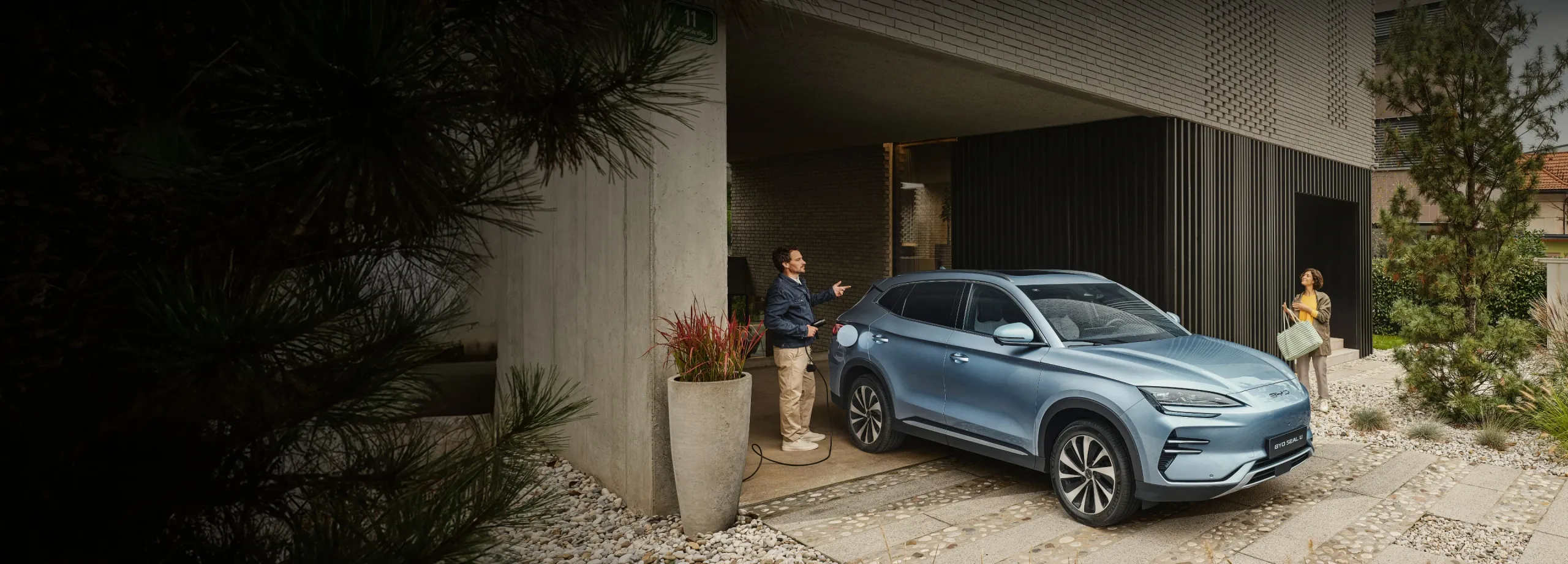 Novo BYD SEAL U EV a carregar à porta de casa