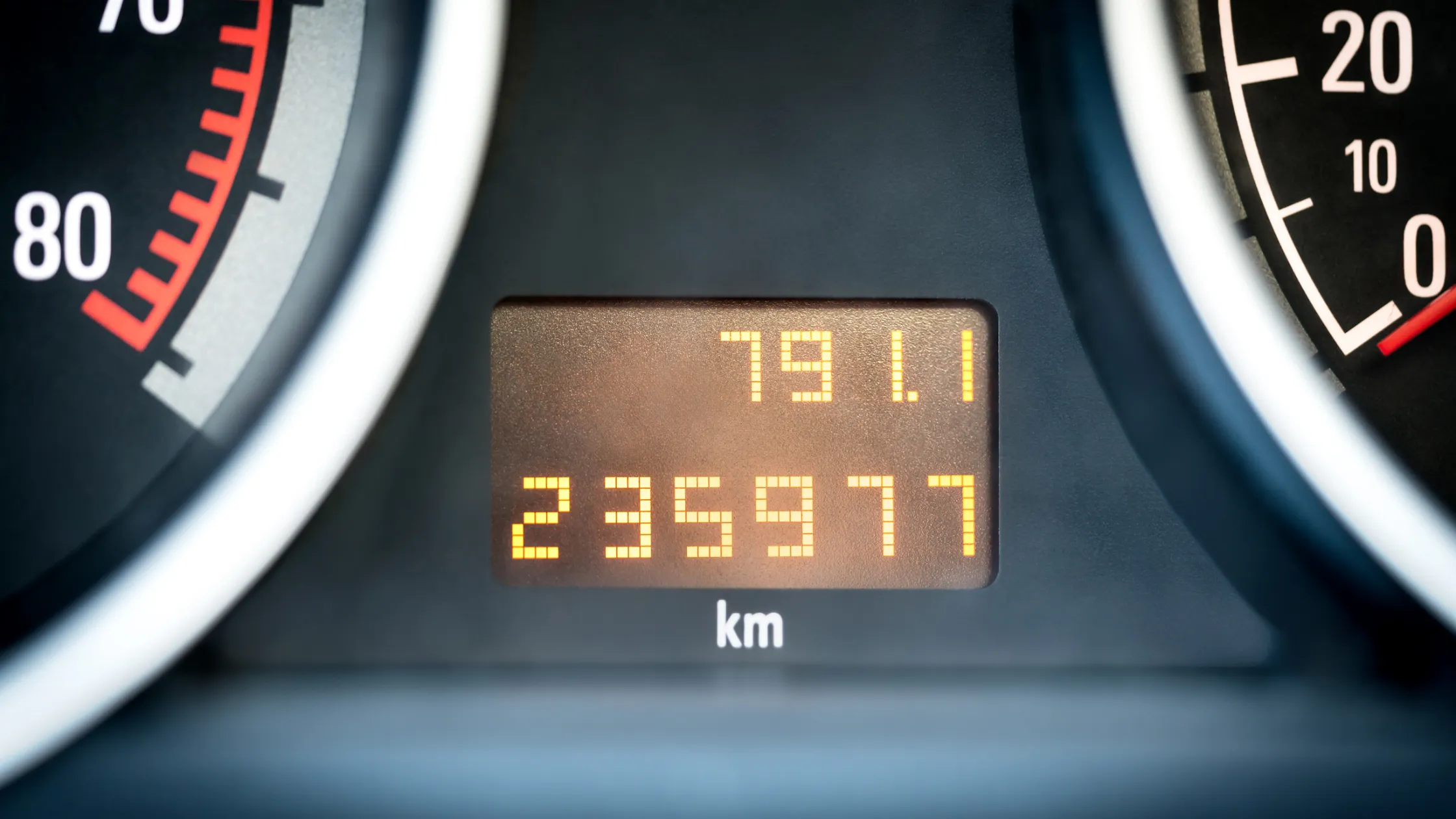Cuentakilómetros del coche. Cuentakilómetros en uso, referencia clave para entender cuántos kilómetros dura un coche.