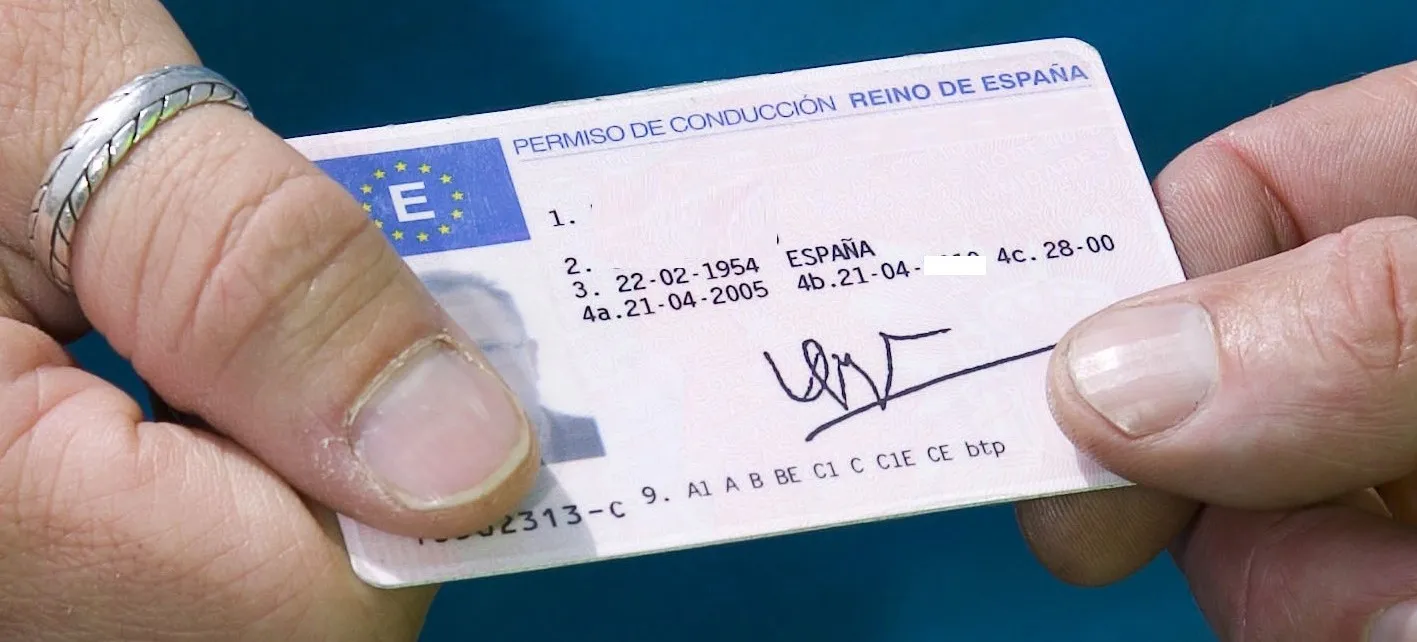 El permiso de conducir es parte de la documentación del coche El permiso de conducir es parte de la documentación del coche