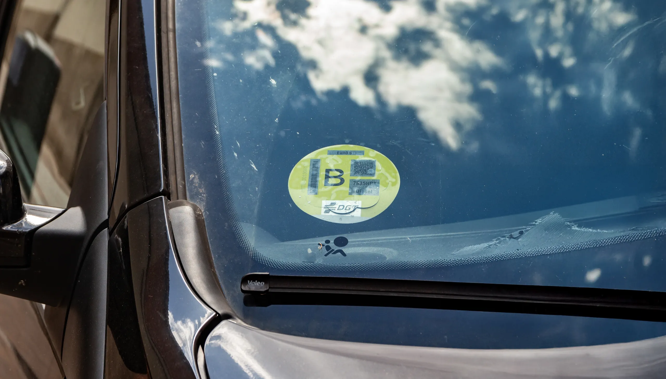 Coche con etiqueta B, afectado por las nuevas restricciones a los coches con etiqueta B.