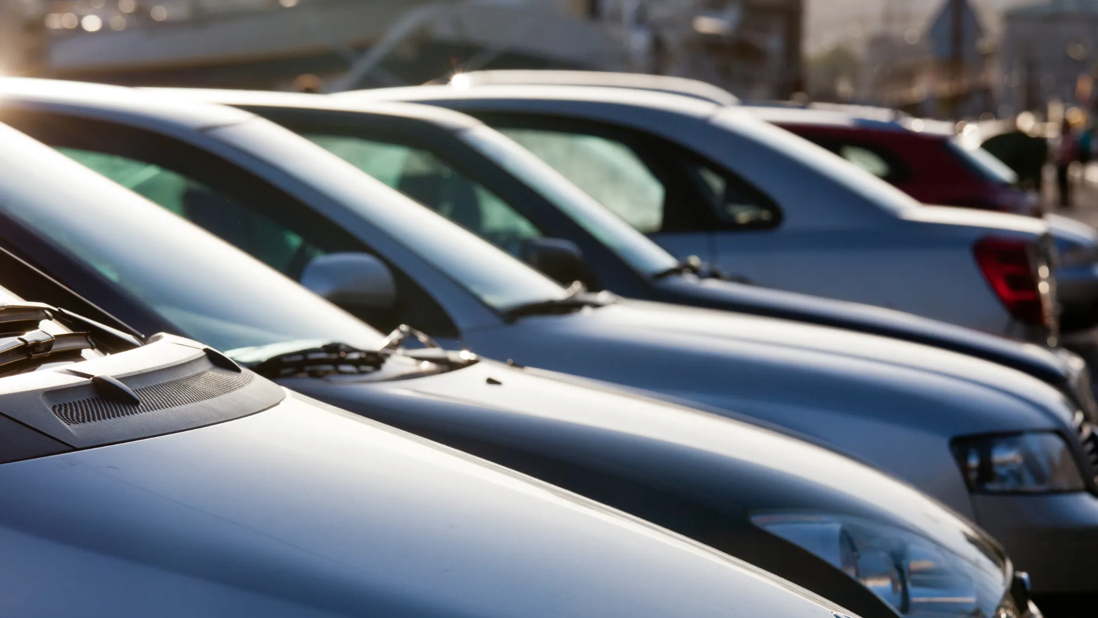 Fila de coches en concesionario. Fila de coches en concesionario para ayudar a decidir qué coche comprar de segunda mano.
