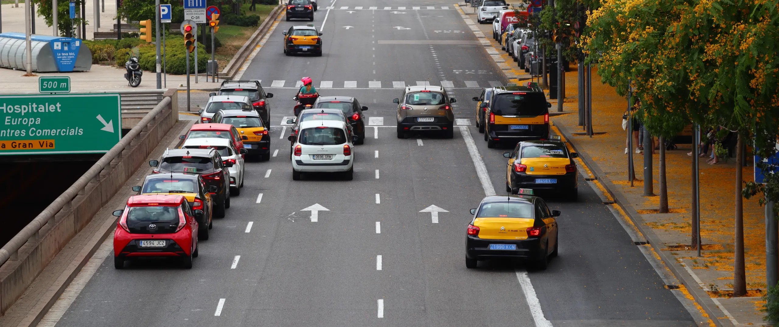 Coches circulando en una Zona de Bajas Emisiones (ZBE) de Barcelona.