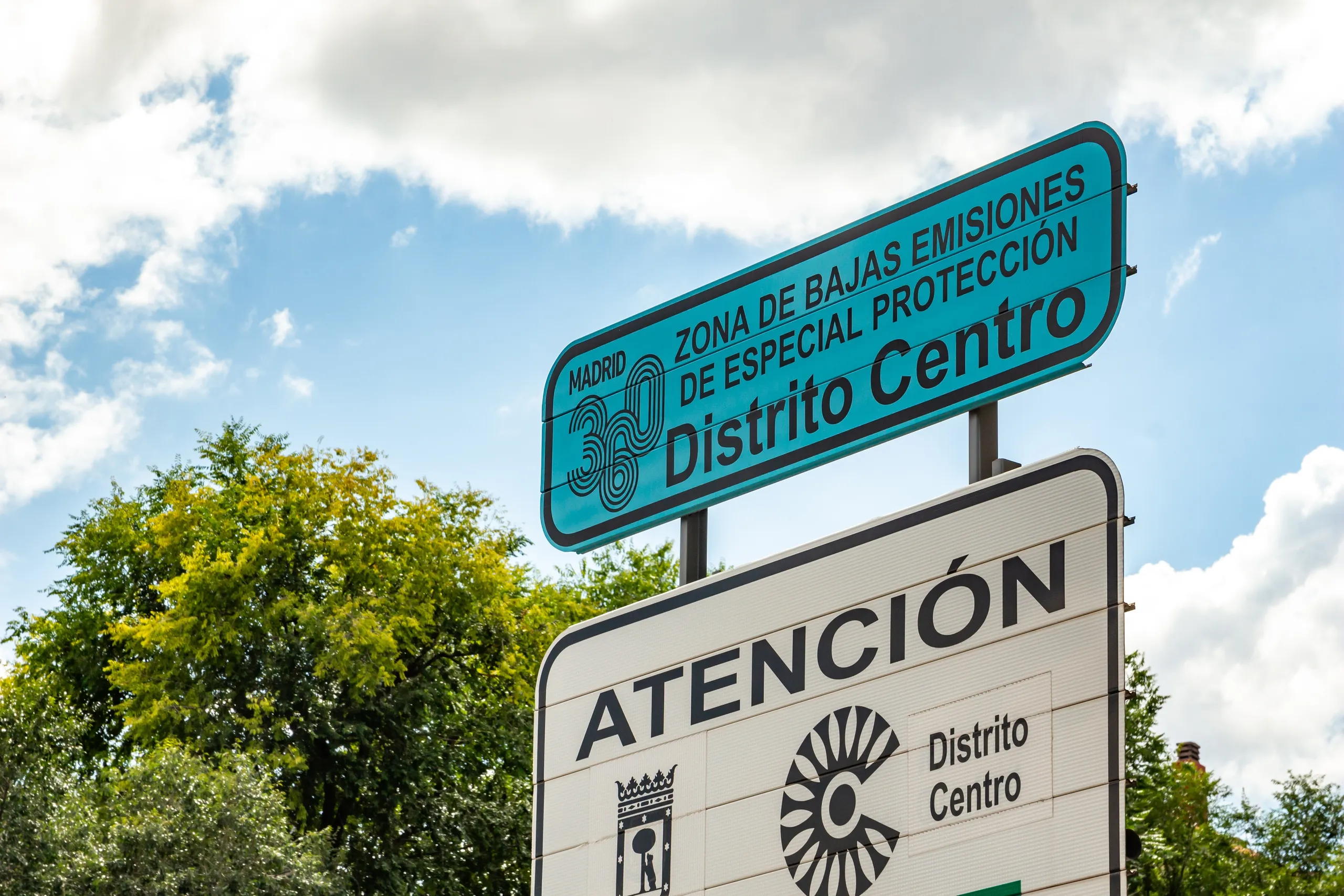 Cartel informa de Zona de Bajas Emisiones de especial protección en el distrito centro.