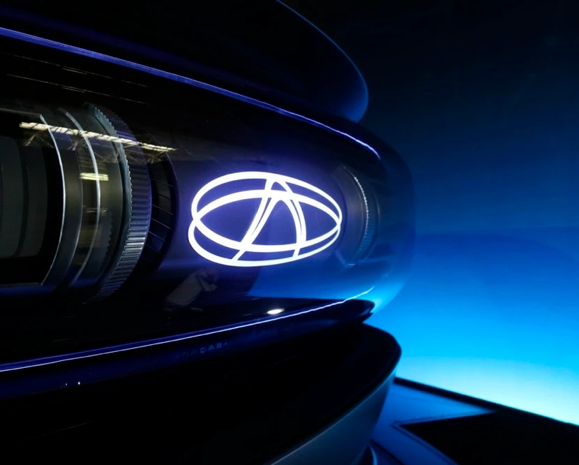 Professional certified technician providing specialized maintenance and high-quality technical support in an official service center