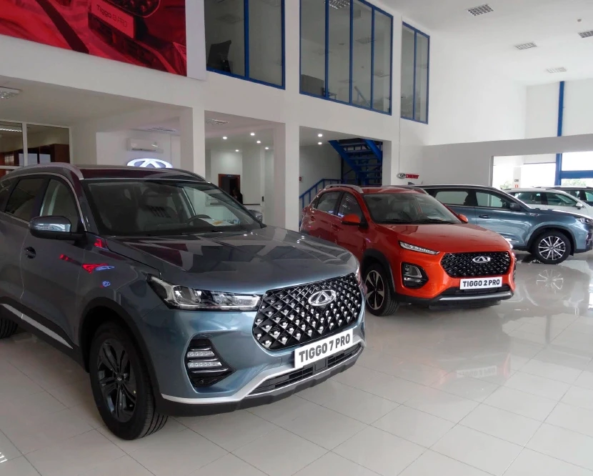 Modelos Chery  em exposição num showroom moderno da marca.