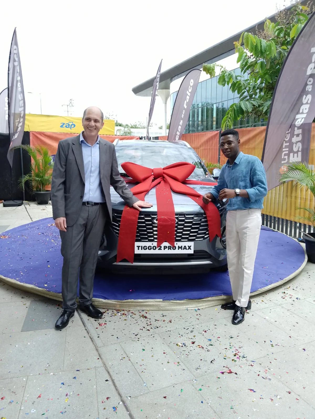 Diretor das operações da Caetano Robert Hudson junto do Vencedor do Unitel Estrelas ao Palco recebe Chery Tiggo 2