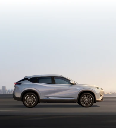 Imagem do DONGFENG MAGE branco em movimento na estrada. 