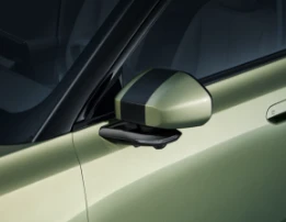 Detalhe dos espelhos exteriores elétricos, aquecidos e com rebatimento automático do Dongfeng VIGO verde.