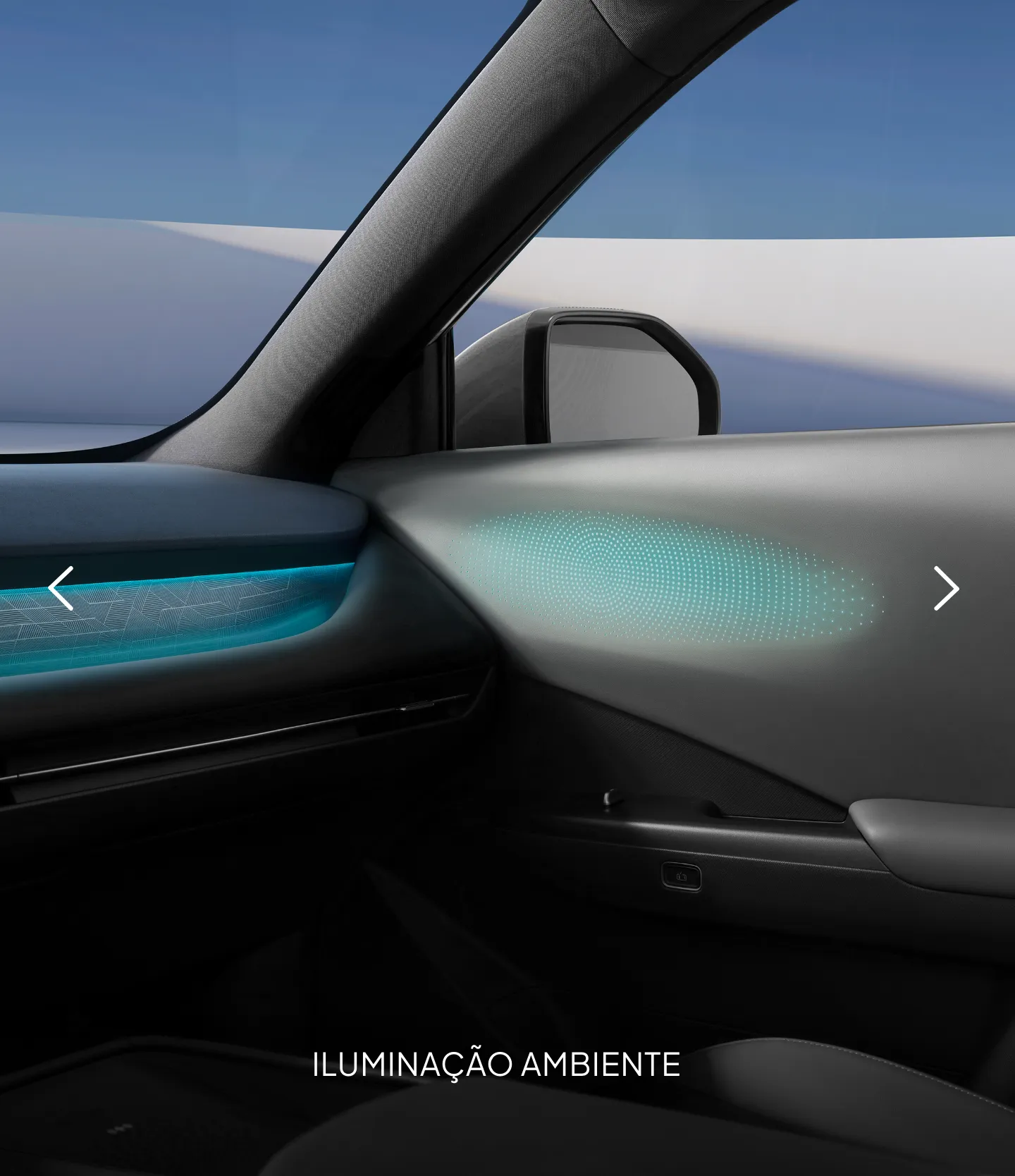 Detalhe do interior do Dongfeng VIGO, com iluminação ambiente azul integrada no painel e no revestimento da porta dianteira do passageiro.
