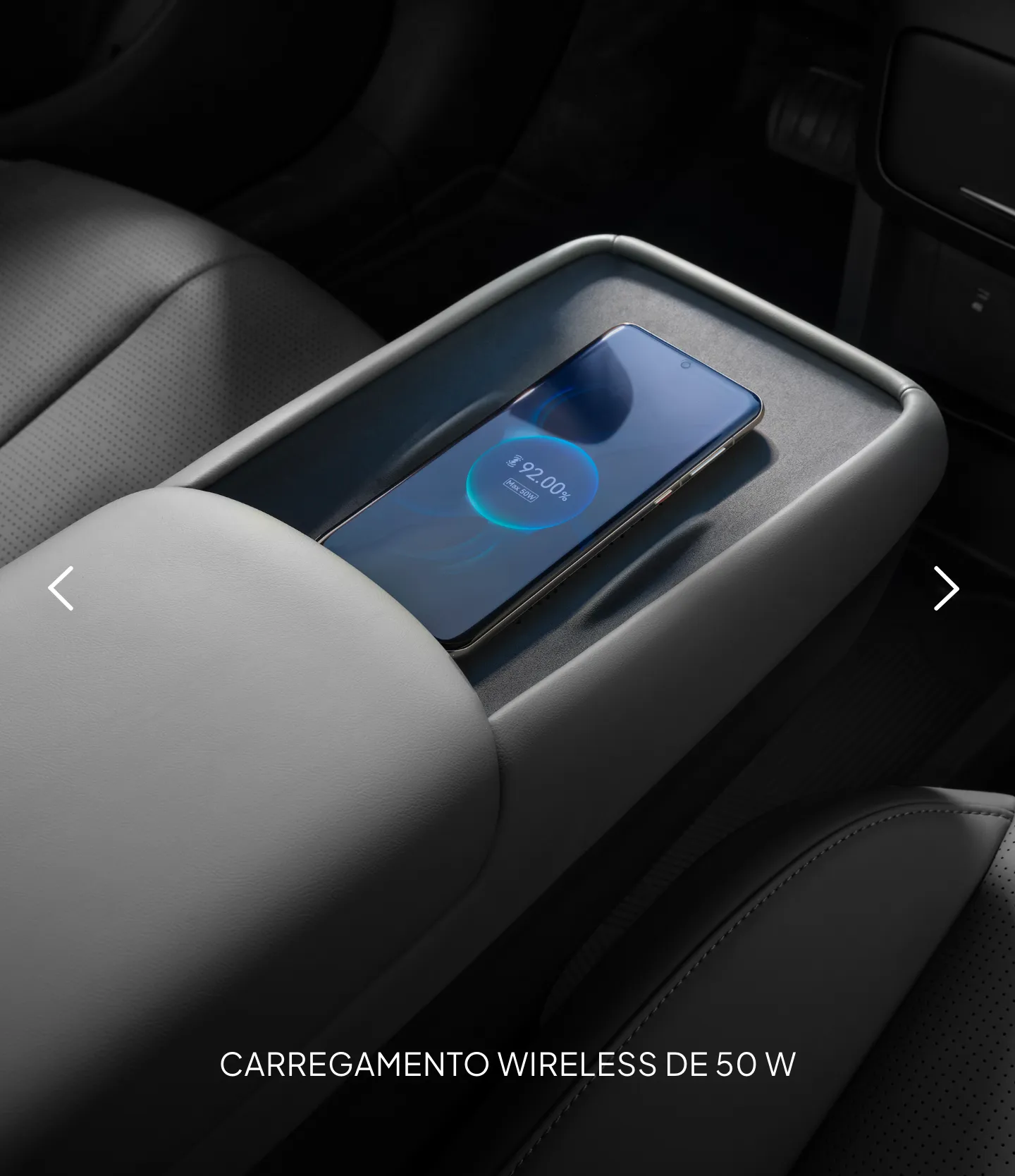 Detalhe da consola central do Dongfeng VIGO, com um telemóvel colocado na base de Carregamento Wireless de 50 W entre os bancos dianteiros.