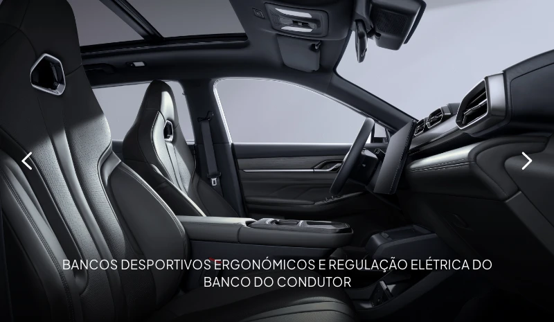 Bancos dianteiros e painel frontal com ecrã digital.  
