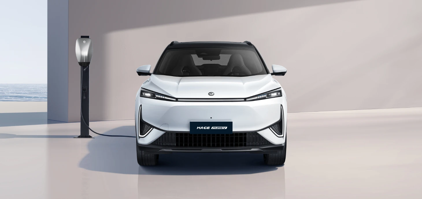 Dongfeng MAGE ligado a uma estação de carregamento elétrico. 