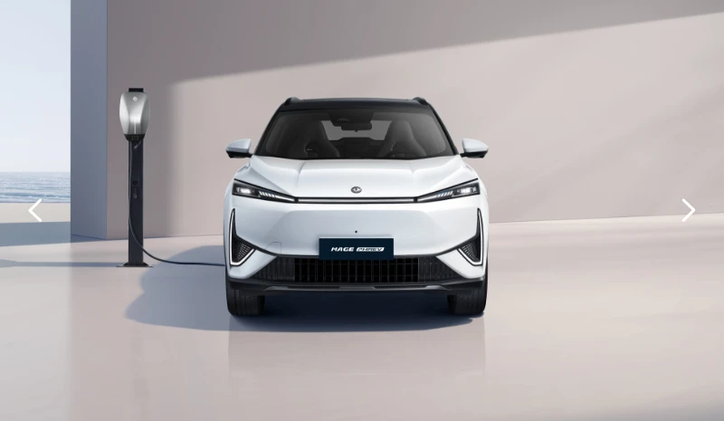 Dongfeng MAGE ligado a uma estação de carregamento elétrico. 