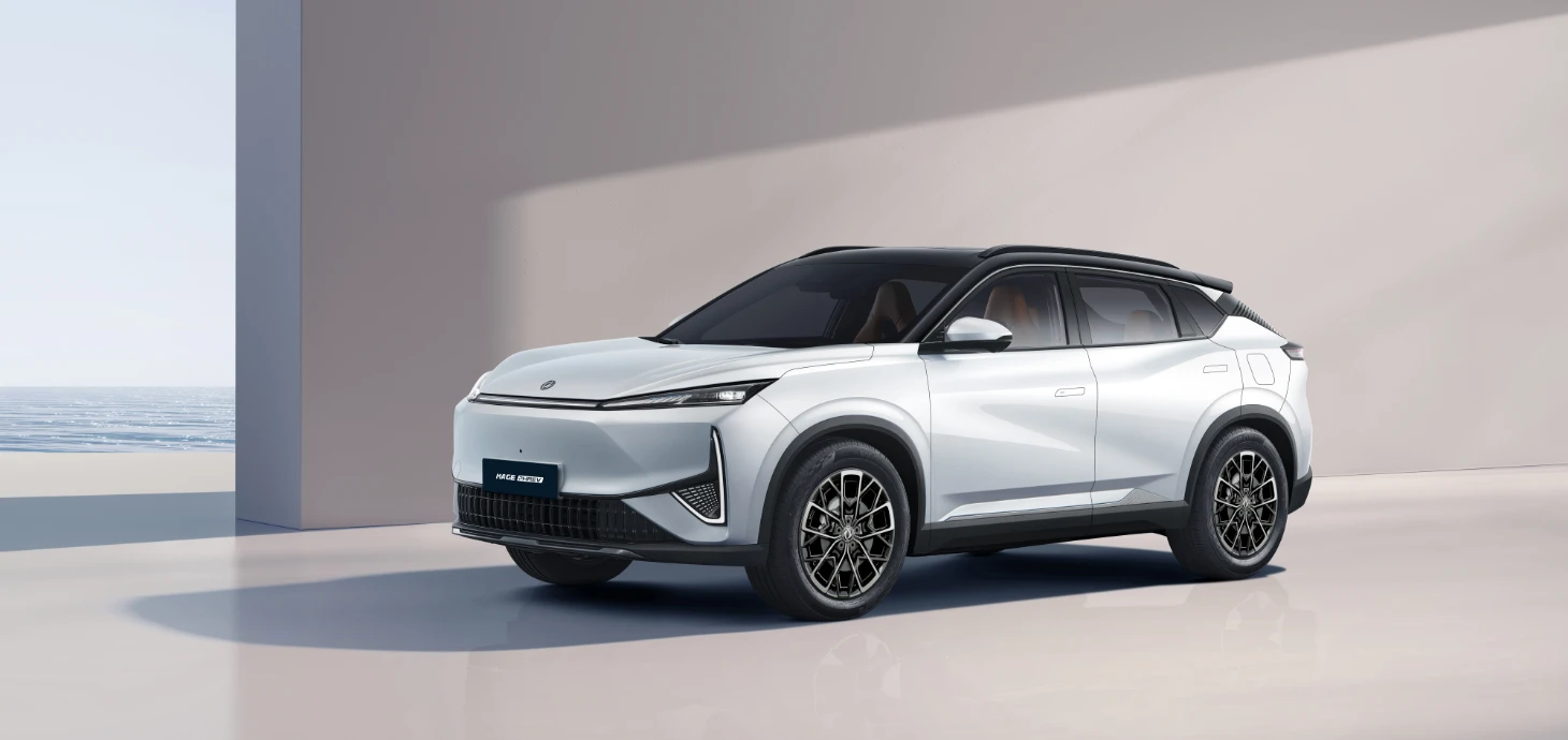 Dongfeng MAGE visto de lado, com linhas aerodinâmicas e jantes de liga leve. 
