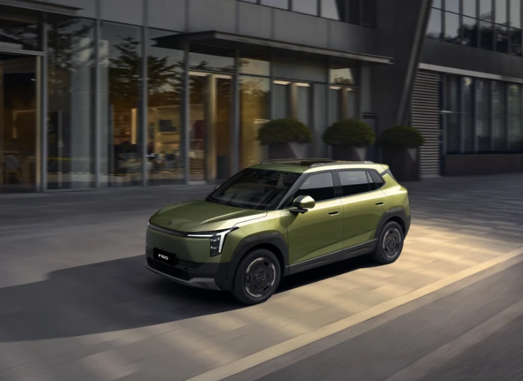 Dongfeng VIGO 100% elétrico a circular numa rua urbana.