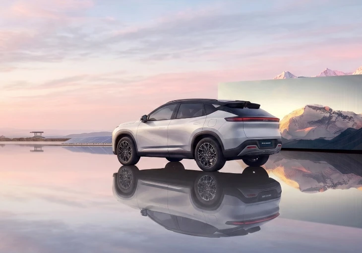 Dongfeng MAGE branco num cenário com montanhas. 