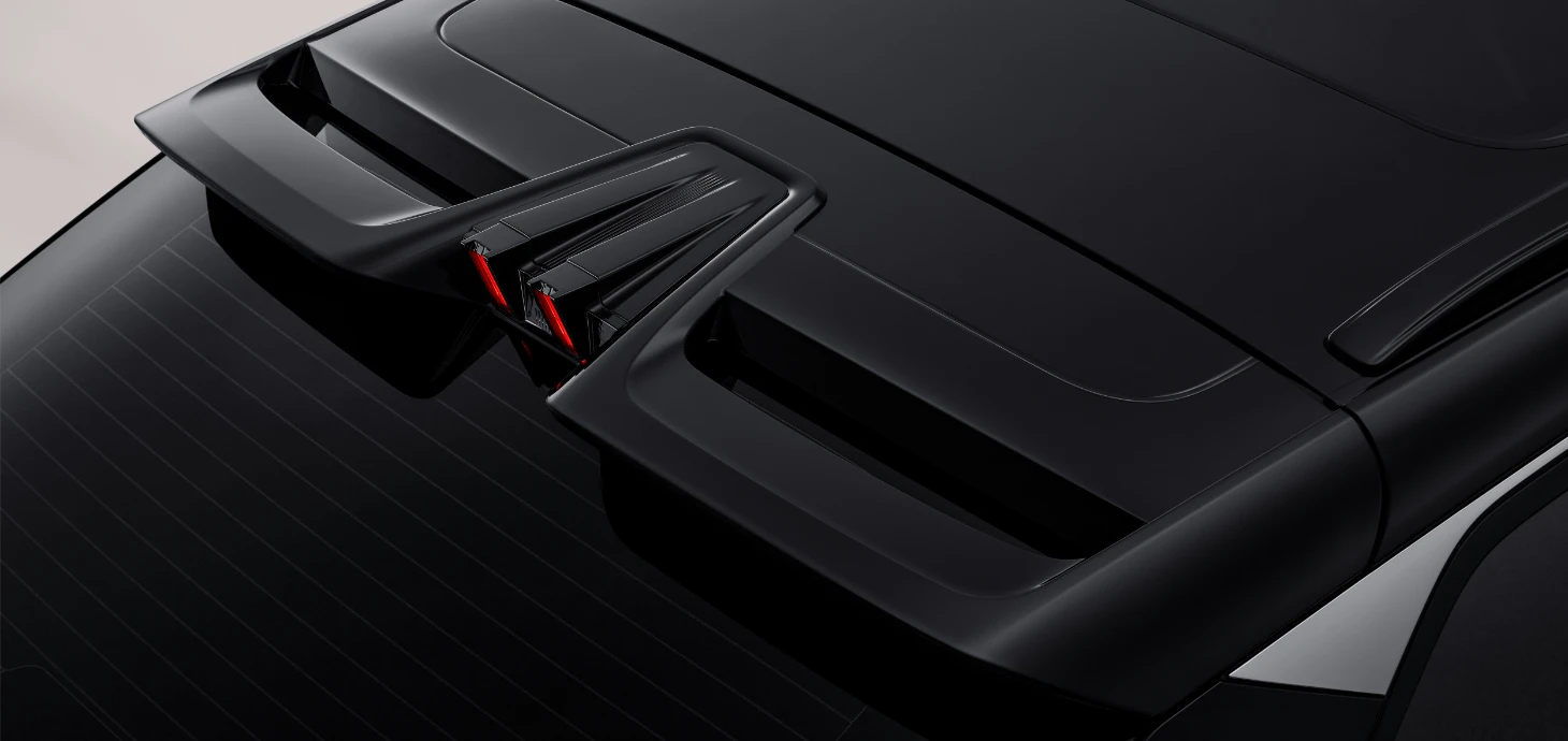 Detalhe do spoiler traseiro em V do Dongfeng MAGE, inspirado na aviação e com luz de travagem elevada.