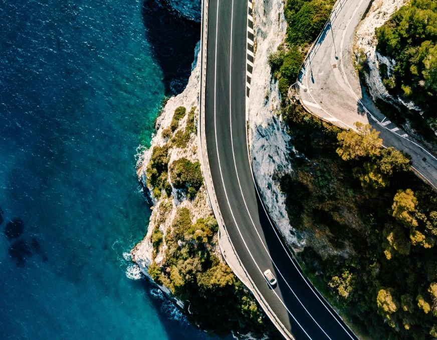 Imagem à beira mar, com estrada