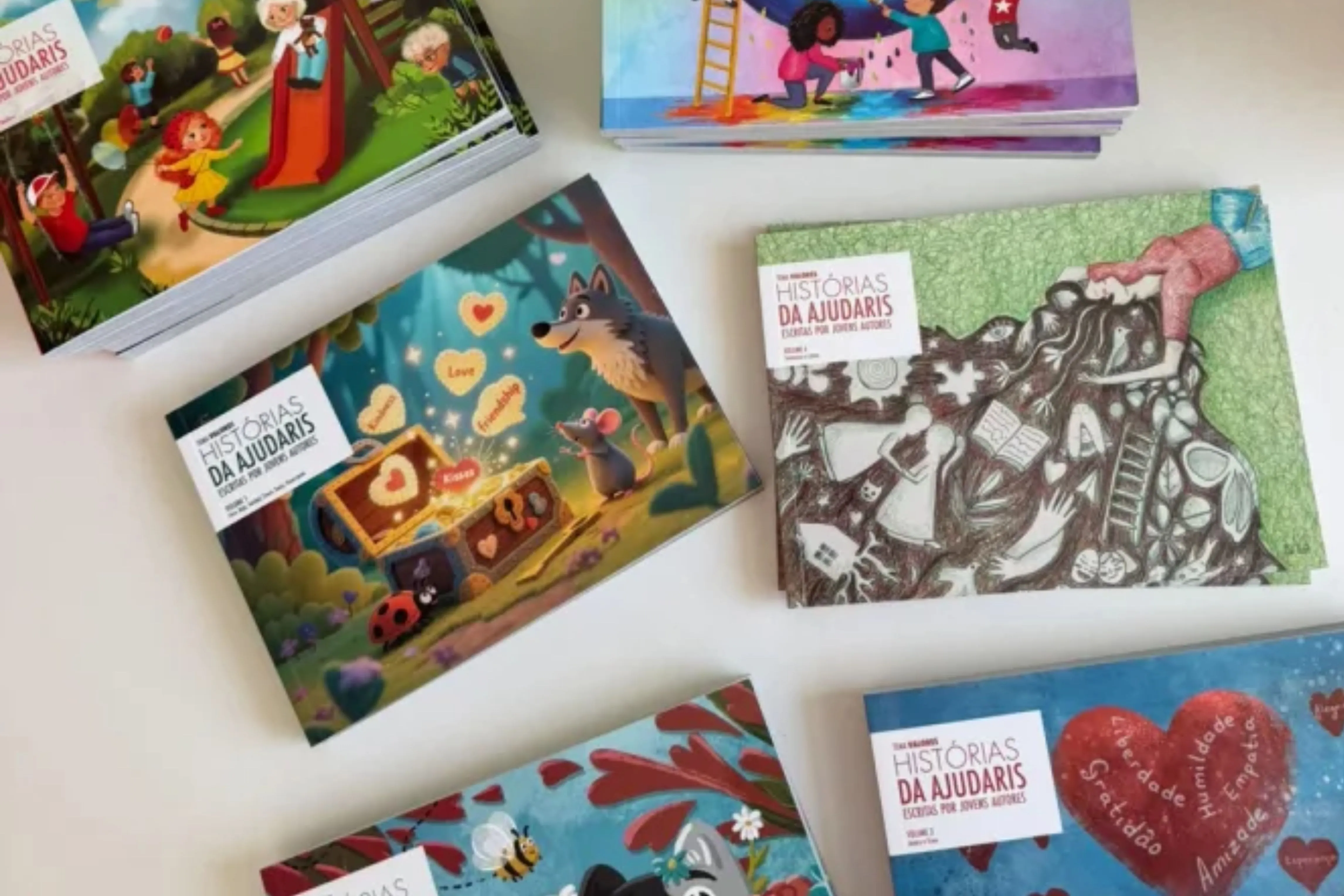 vários livros de crianças em cima de uma mesa branca