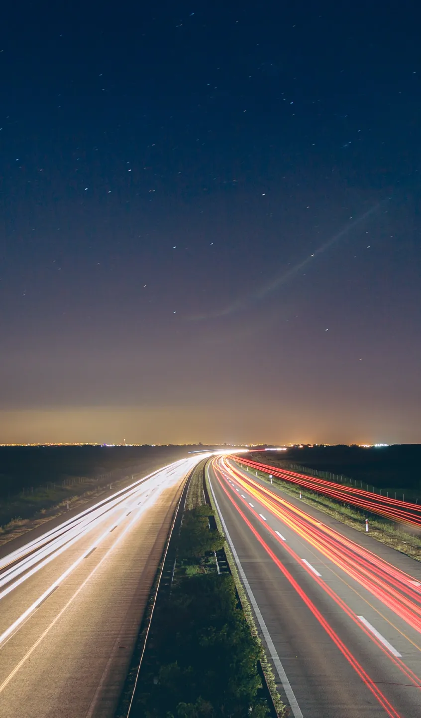 fotografia noturna de uma auto-estrada com feixes de luzes variadas