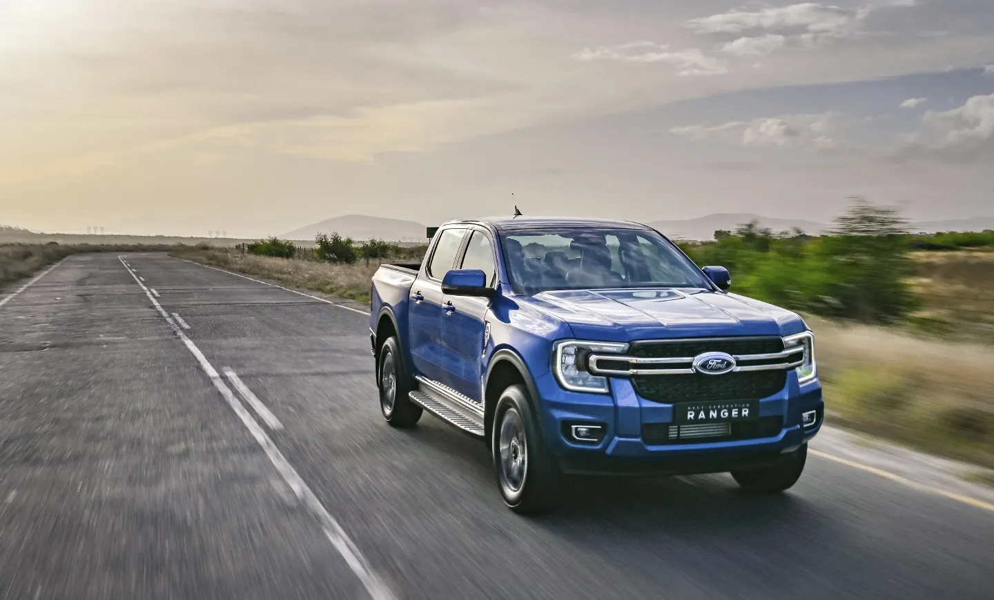 Ford Ranger a andar numa estrada no meio de uma savana