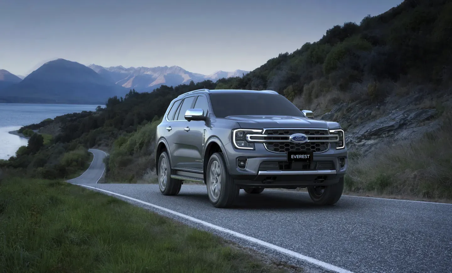 Ford Everest a andar numa estrada com uma montanha no fundo e um lago ao seu lado