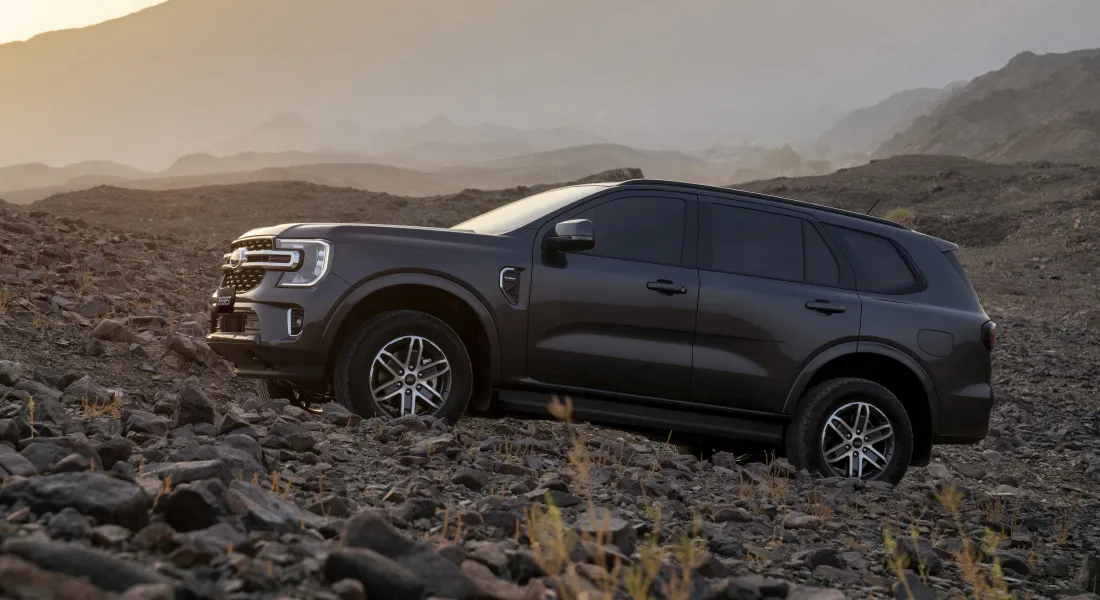 Ford Everest numa a subir uma estrada rochosa
