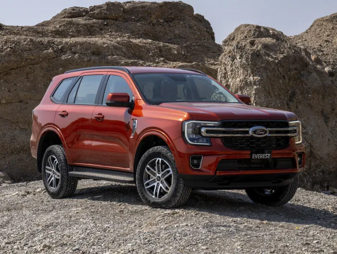 Ford Everest XLT estacionada em cima de uma rocha