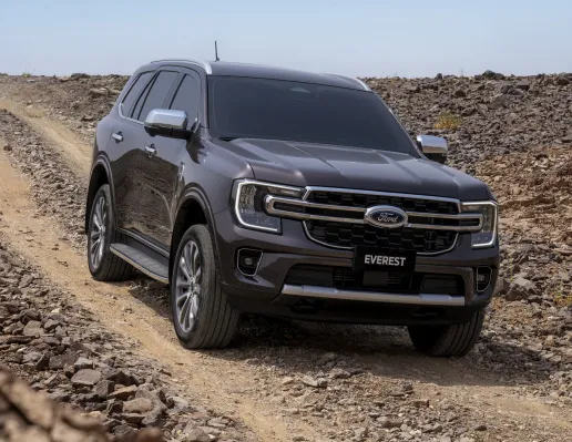 Ford Everest a descer uma estrada de montanha