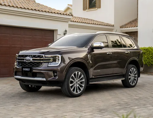 Ford Everest estacionada na entrada de uma casa