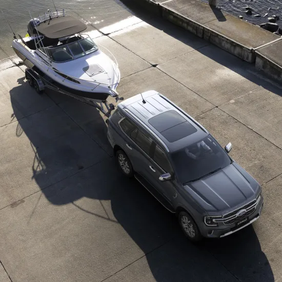 Ford Everest a rebocar um barco