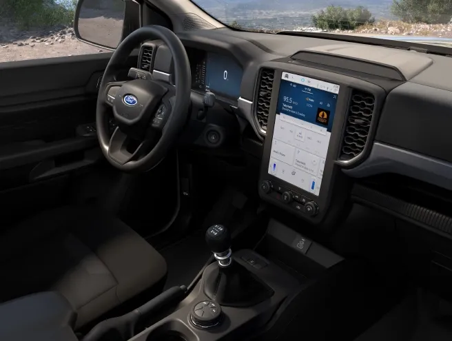Panneau d'info-divertissement et siège du conducteur