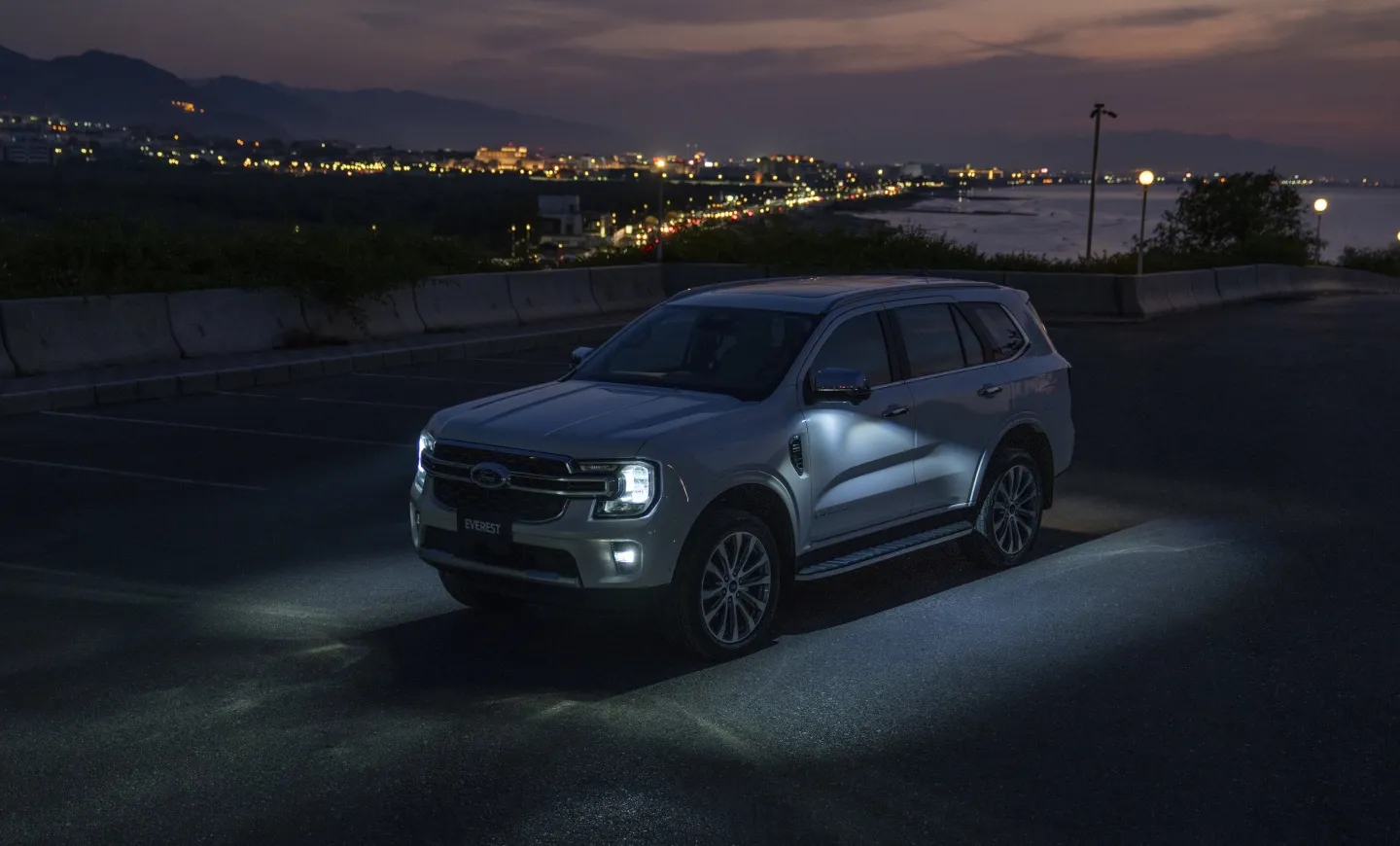 ford everest stopped in a parking lot