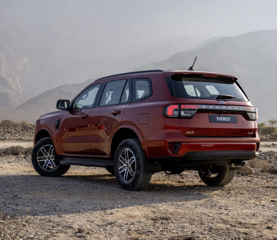 Ford Everest stopped in the middle of the desert