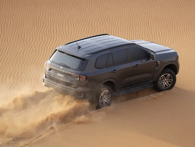 Ford Everest driving through the dunes