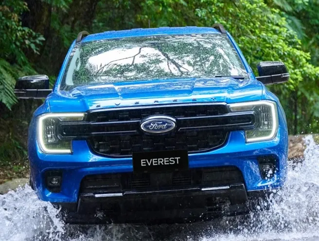 Ford Everest crossing a river