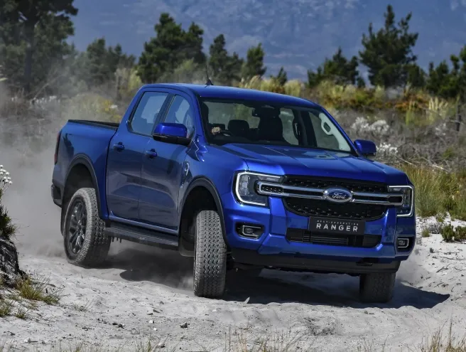 Ford Ranger sliding and losing control on a mountain road