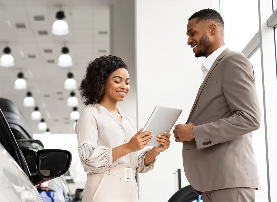 Vendeur présentant un contrat à un client